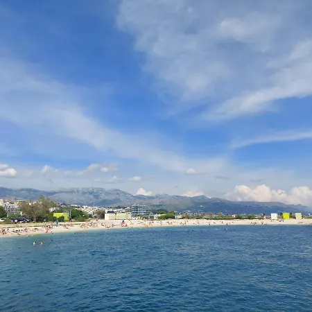 Monika Near The Lejlighed Split